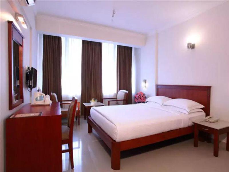 Pooram International Hotel Thrissur Exterior photo