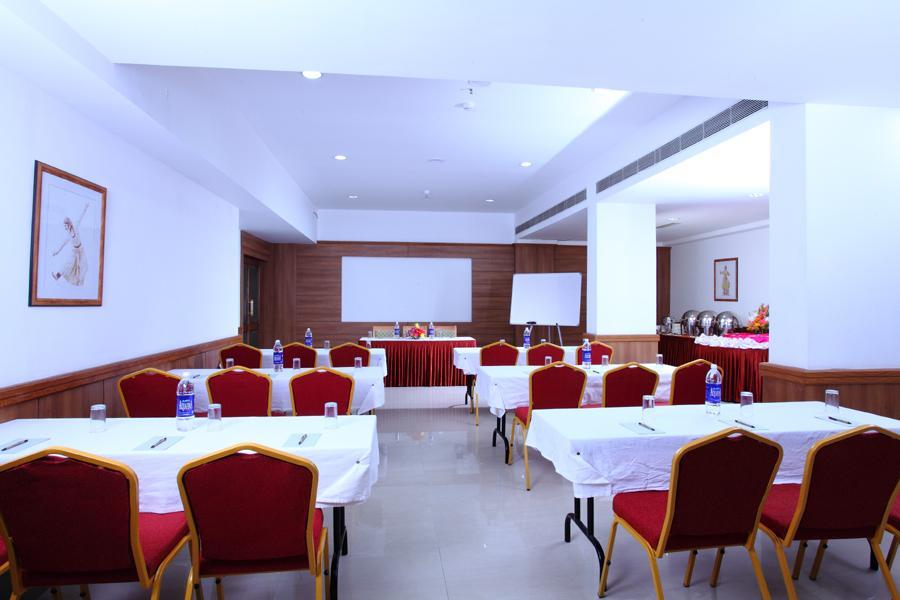 Pooram International Hotel Thrissur Exterior photo