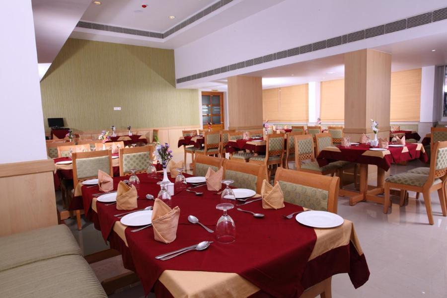 Pooram International Hotel Thrissur Exterior photo