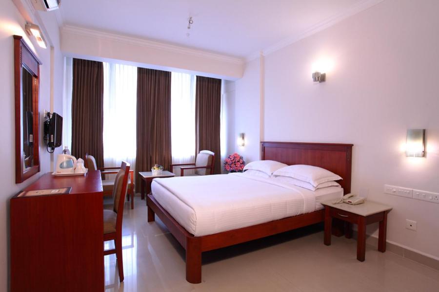 Pooram International Hotel Thrissur Room photo